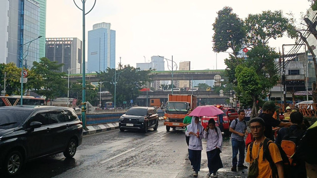 Jalan Mampang Prapatan Raya arah Pejaten kembali dibuka usai operasi pemadaman pemadam kebakaran selesai dilaksanakan, Jumat (19/4).  Foto: Thomas Bosco/kumparan