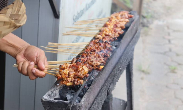 Sate Maranggi di Bandung. Foto hanya ilustrasi, bukan tempat sebenarnya. Sumber: Unsplash/Mufid Majnun