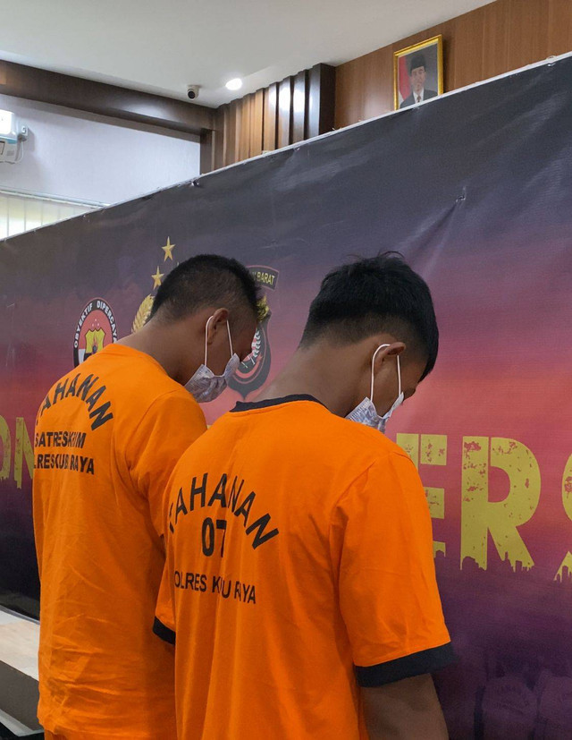Salah satu pelaku berinisial yang menganiaya istrinya hingga tewas. Foto: Rere Hutapea/Hi!Pontianak