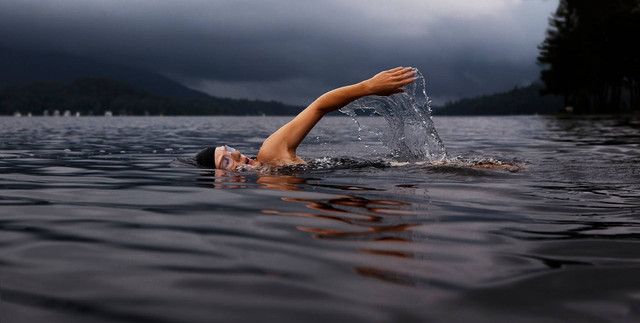 Ilustrasi apa saja yang harus diperhatikan dalam teknik dasar berenang. Sumber: todd quackenbush/unsplash