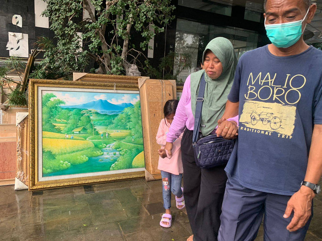 Sri Danuningsih (46), saat mengecek lokasi tempat anaknya yang jadi korban kebakaran di ruko bingkai Mampang Prapatan, Jaksel, Jumat (19/4).  Foto: Thomas Bosco/kumparan