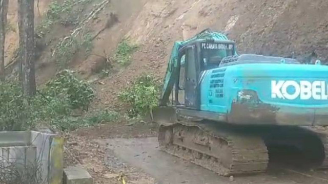 Jalur penghubung Lumajang-Malang yang melalui Piket Nol, Kecamatan Candipuro ditutup total imbas tanah longsor, Jumat (19/4/2024) Foto: Dok. BPBD Jatim