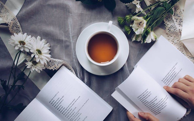 Ilustrasi buku filsafat Islam. Sumber: Thought Catalog/pexels.com