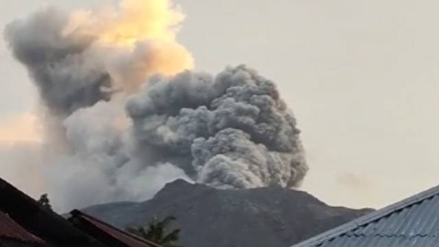 Erupsi Gunung Ruang di Kabupaten Sitaro, Sulawesi Utara, Jumat (19/4) sore pukul 17.06 Wita.