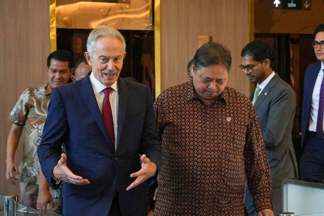 Menko Bidang Perekonomian Airlangga Hartarto bertemu Eks Perdana Menteri Inggris Tony Blair di Kantor Kemenko Perekonomian, Jumat (19/4/2024). Foto: Dok. Kemenko Perekonomian