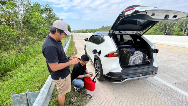 Tim kumparan kehabisan bensin saat mencoba Toyota Yaris Cross Hybrid. dok. kumparan
