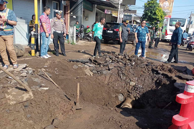 Tanah ambles karena pipa PDAM bocor terjadi di persimpangan Jalan Ranugrati, Sawojajar, Kota Malang, Jumat (19/4/2024)  Foto: Dok. Istimewa