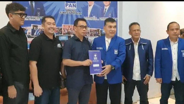 Juru Bicara Herman Deru Alfrenzi Panggarbesi saat mengambil formulir pencalonan Gubernur Sumsel di PAN, Foto : Abdul Toriq/Urban Id