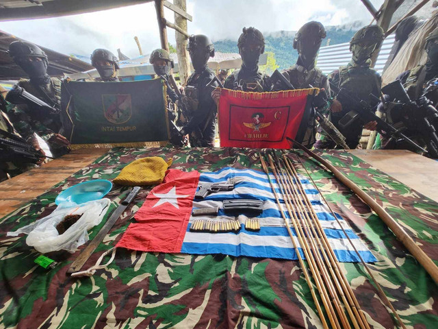 TNI sita senjata dan atribut OPM pimpinan Egianus Kogoya di Kampung Paro, Distrik Kenyam, Nduga, Papua Pegunungan, Jumat (19/4/2024) Foto: Dok. Penerangan Koops TNI Habema