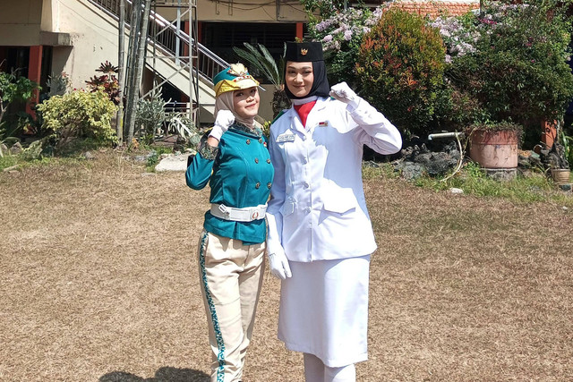 Kayla Nur Syifa (kanan) saat bertugas menjadi anggota Paskibra Kecamatan Gunungguruh pada Hari Kemerdekaan ke-78 RI. Foto: Dok. Istimewa