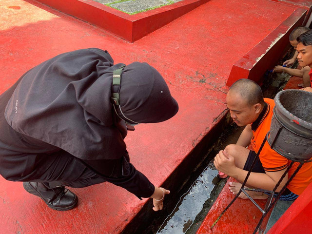 WBP Rutan Purbalingga antusias membersihkan saluran drainase. Foto: Humas Rutan Purbalingga.