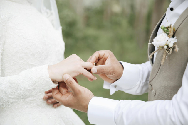 https://images.pexels.com/photos/20654843/pexels-photo-20654843/free-photo-of-pria-laki-laki-lelaki-wanita.jpeg?auto=compress&cs=tinysrgb&w=400