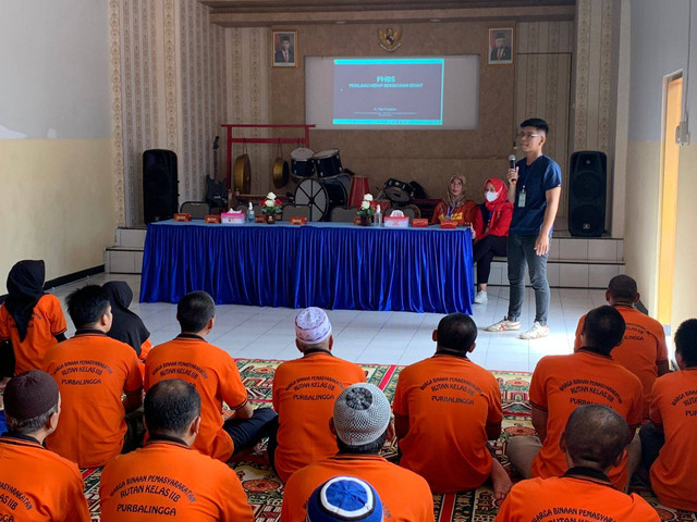 Pegawai Dinkes Kab. Purbalingga sedang menyampaikan paparan mengenai PHBS kepada WBP Rutan Purbalingga. Foto: Humas Rutan Purbalingga.