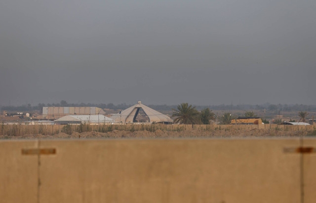 Pemandangan umum menunjukkan pangkalan militer Kalso setelah dilanda ledakan besar pada Jumat malam, di Provinsi Babil, Irak, Sabtu (20/4/2024). Foto: Alaa Al-Marjani/REUTERS