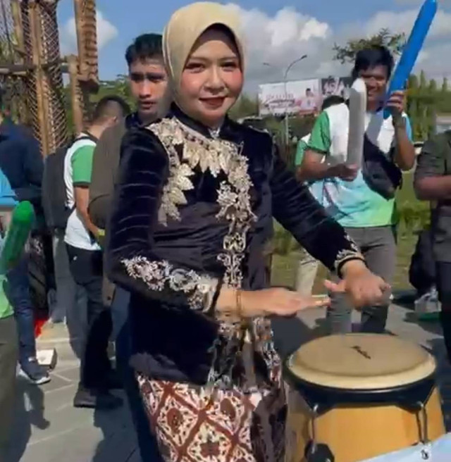Pj Ketua TP PKK Kalbar, Windy Prihastari saat menabuh gendang semangati peserta lomba memperingati Hari Kartini. Foto: Dok. Adpim Pemprov Kalbar