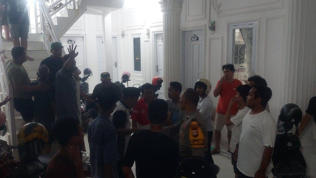 Massa mendatangi indekos di Kota Makassar, lokasi satpam yang diduga mencabuli bocah umur 5 tahun. Foto: Dok. Istimewa