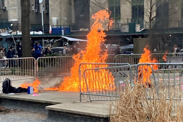 Pria yang diidentifikasi sebagai Max Azzarello dari St. Augustine, Florida, terbakar di luar gedung pengadilan tempat sidang pidana uang tutup mulut mantan Presiden AS Donald Trump sedang berlangsung, di New York, AS, Jumat (19/4/2024). Foto: Brendan McDermid/Reuters