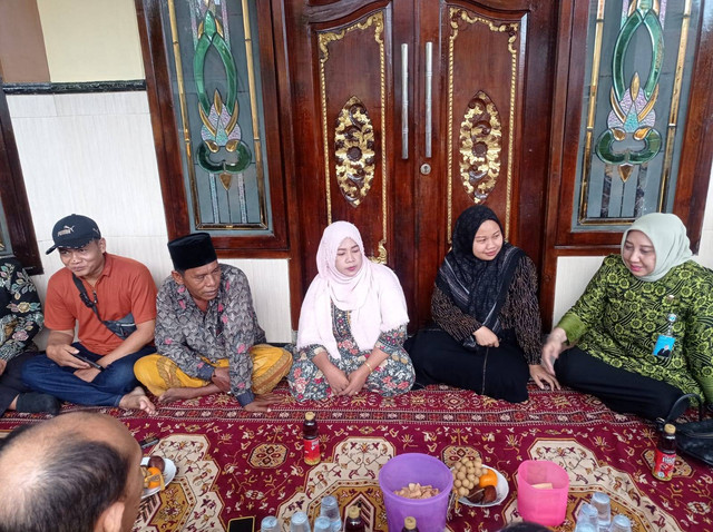 Kunjungan perwakilan BKKBN Provinsi Jatim ke rumah anak di Sampang yang video pertunapertunangannya viral. Foto: BKKBN Jatim