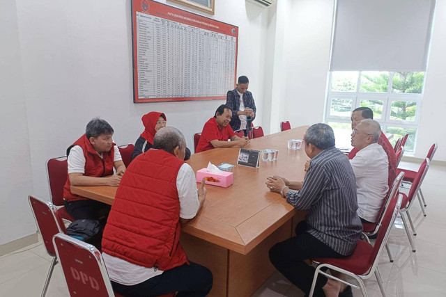 Tim eks Gubernur Sumut Edy Rahmayadi mengambil formulir pendaftaran Pilgub Sumut 2024 di Kantor DPD PDIP Sumut pada Sabtu (21/4/2024) Foto: Dok. Istimewa