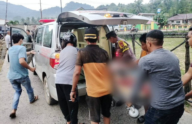 Korban saat dievakuasi polisi dari lokasi kejadian.
