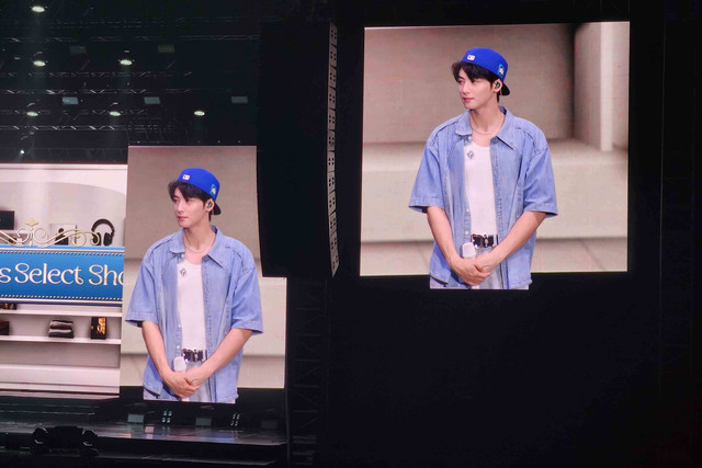 Penampilan Cha Eun Woo saat menggelar fancon 2024 Just One 10 Minute (Mystery Elevator) di Tennis Indoor pada Sabtu (20/4/2024) Foto: Ela Nurlaela/kumparan