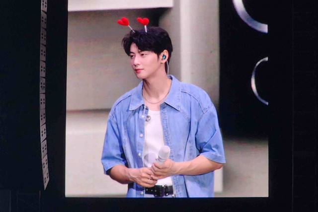 Penampilan Cha Eun Woo saat menggelar fancon 2024 Just One 10 Minute (Mystery Elevator) di Tennis Indoor pada Sabtu (20/4/2024) Foto: Ela Nurlaela/kumparan