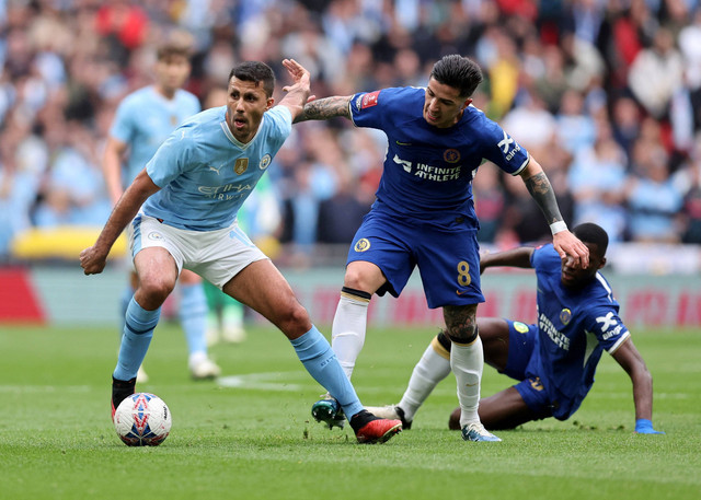 Duel Rodri Hernandez dengan Enzo Fernandez saat laga Man City vs Chelsea dalam semifinal Piala FA 2023/24 di Stadion Wembley, London, pada Sabtu (20/4) malam WIB. Foto: REUTERS/David Klein
