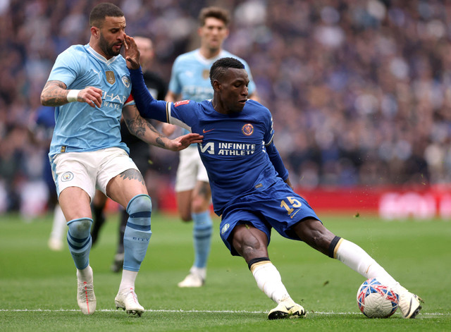 Duel Kyle Walker dengan Nicolas Jackson saat laga Man City vs Chelsea dalam semifinal Piala FA 2023/24 di Stadion Wembley, London, pada Sabtu (20/4) malam WIB. Foto: Action Images via Reuters/Paul Childs