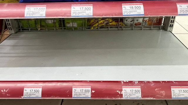Rak gula kosong dan sebagian digantikan oleh tepung terigu di Alfamidi Condet Raya, Jakarta, Minggu (21/4/2024). Foto: Widya Islamiati/kumparan