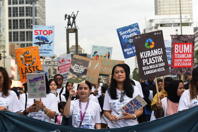 Aktris Prilly Latuconsina (tengah) bersama komunitas Konservasi Indonesia melakukan long march saat aksi memperingati Hari Bumi saat Hari Bebas Kendaraan Bermotor (HBKB) di kawasan Bundaran HI, Jakarta, Minggu (21/4/2024). Foto: Indrianto Eko Suwarso/ANTARA FOTO