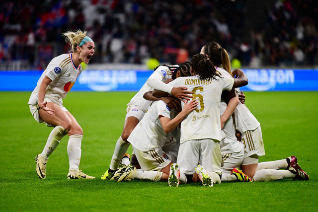 Selebrasi pemain Lyon wanita usai mencetak gol ke gawang Paris Saint-Germain pada pertandingan Liga Champions Wanita di stadion Parc Olympique Lyonnais, Decines-Charpieu, Prancis, Sabtu (20/4/2024). Foto: Olivier CHASSIGNOLE / AFP