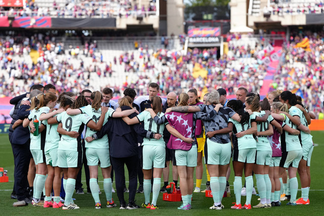Selebrasi pemain Chelsea wanita usai menang melawan FC Barcelona wanita pada pertandingan Liga Champions Wanita di Stadion Olimpiade Lluis Companys, Barcelona, Sabtu (20/4/2024). Foto: PAU BARRENA / AFP