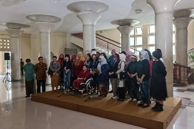 Sivitas akademika perempuan Universitas Gadjah Mada (UGM) menyampaikan pernyataan sikap dalam acara bertajuk "Kartini Bangkit: Mengawal Putusan MK untuk Demokrasi Indonesia" di Balairung, UGM, Minggu (21/4/2024).
Foto: Arfiansyah Panji Purnandaru/kumparan