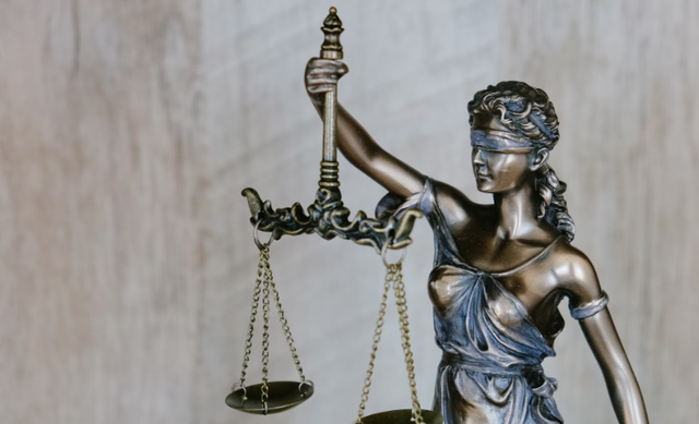 Ilustrasi contoh akibat hukum. Sumber: Unsplash/Tingery Injury Law Firm