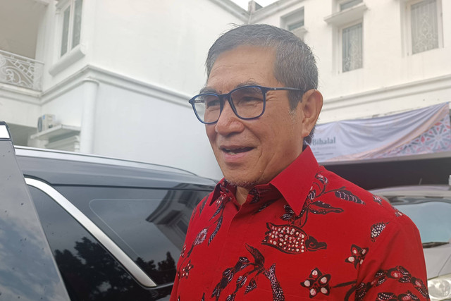 Hamdan Zoelva saat menghadiri halalbihalal tim hukum AMIN di bilangan Pejaten Barat, Jakarta Selatan, Minggu (21/4/2024). Foto: Hedi/kumparan