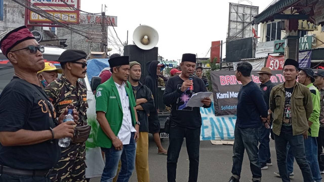 Demo warga Tangerang Selatan tolak penutupan jalan kawasan Puspitek oleh BRIN. Foto: Dok. Istimewa