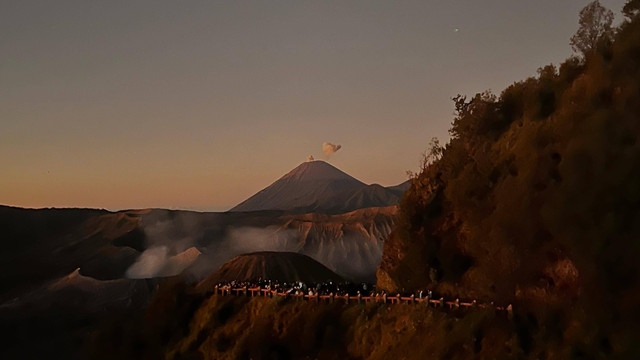 Sumber : Dokumen Pribadi oleh Tina Trisnawati. Menunggu Sunrise Bromo