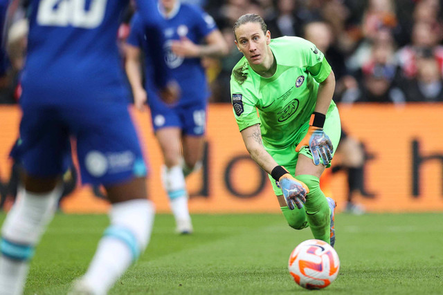 Penjaga gawang Chelsea asal Jerman Ann-Katrin Berger melempar bola saat pertandingan final Piala Liga Wanita Inggris antara Arsenal dan Chelsea di Selhurst Park di London selatan 
ADRIAN DENNIS / AFP Foto: ADRIAN DENNIS / AFP