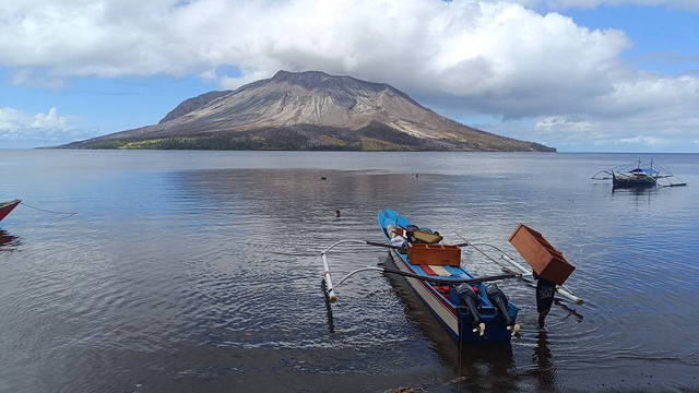 Kondisi Gunung Ruang di Kabupaten Sitaro, Sulawesi Utara, Minggu (21/4) pagi. (foto: febry kodongan/manadobacirita)