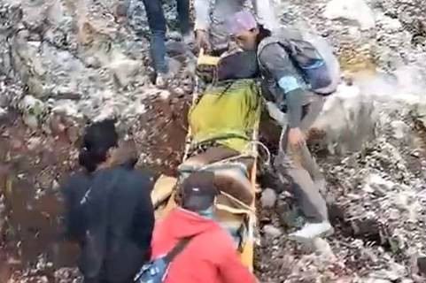 Evakuasi wisatawan asing asal China berinsial HL (31) tewas terjatuh ke jurang di kawasan Taman Wisata Alam (TWA) Kawah Ijen, Kabupaten Banyuwangi, Sabtu (20/4/2024). Foto: Dok. Istimewa