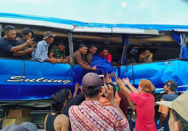 Bus berplat Lampung tertemper kereta api di Sumatra Selatan, Minggu (21/4/2024) | Foto: ist