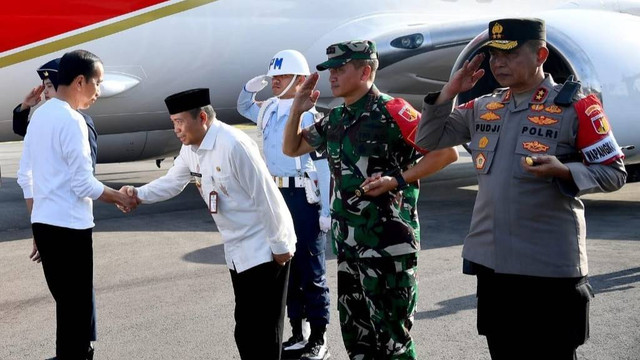 Presiden Joko Widodo tiba di Bandara Djalaluddin, Kabupaten Gorontalo, Provinsi Gorontalo pada Minggu, 21 April 2024. Pesawat Kepresidenan Indonesia-1 yang membawa Presiden dan rombongan mendarat sekitar pukul 15.50 WITA. Tampak Penjabat Gubernur Gorontalo Ismail Pakaya bersama unsur Forkopimda menyambut kedatangan Presiden. Foto: Dok Biro Pers Sekretariat Presiden.