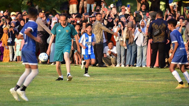 Presiden Jokowi bermain sepak bola bersama Tim U-12 Gorontalo di Lapangan Liluwo, Kecamatan Kota Tengah, Kota Gorontalo, Minggu (21/4). Foto: Dok Kominfotik.