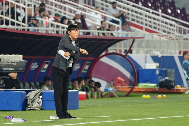 Pelatih Shin Tae-yong saat Timnas U-23 Indonesia vs Yordania U-23 dalam matchday ketiga Grup A Piala Asia U-23 2024 di Abdullah bin Khalifa Stadium, Doha, Qatar, pada Minggu (21/4/2024) malam WIB. Foto: Dok PSSI