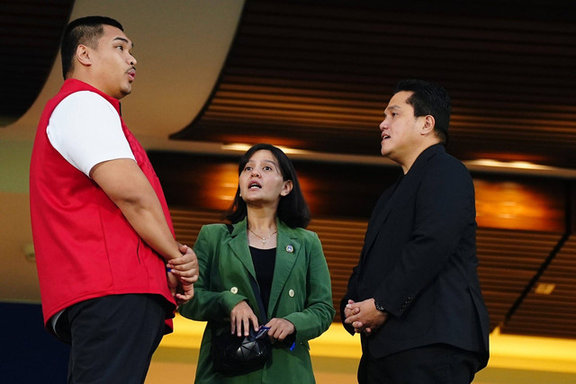 Ketum PSSI, Erick Thohir, bersama Waketum PSSI, Ratu Tisha; dan Menpora RI, Dito Ariotedjo menyaksikan langsung laga Timnas U-23 Indonesia vs Yordania U-23 matchday ketiga Grup A Piala Asia U-23 2024 di Abdullah bin Khalifa Stadium, Qatar (21/4/2024) Foto: Dok PSSI