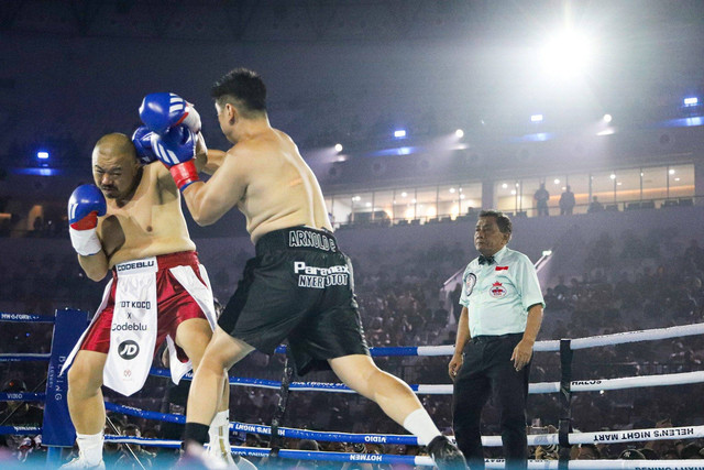 Suasana keseruan pertandingan tinju Holywings Sport Show (HSS) Series 5 di Indonesia Arena, Senayan, Jakarta, Minggu (21/4/2024). Foto: Iqbal Firdaus/kumparan