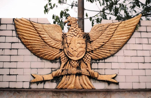 Ilustrasi Lambang Sila Kelima yang Terdapat dalam Tameng di Tengah Tubuh Garuda Pancasila       Sumber Unsplash/Lighten Up
