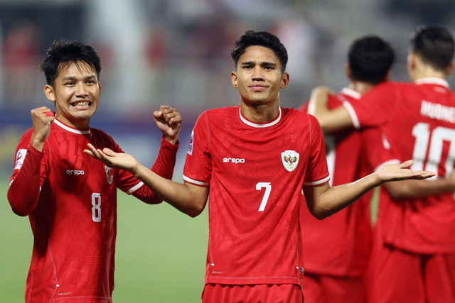 Selebrasi Witan Sulaeman & Marselino Ferdinan saat laga Timnas U-23 Indonesia vs Yordania U-23 dalam matchday ketiga Grup A Piala Asia U-23 2024 di Abdullah bin Khalifa Stadium, Doha, Qatar, pada Minggu (21/4/2024) malam WIB. Foto: AFP/Karim Jaafar