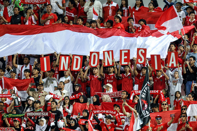 Suporter saat laga Timnas U-23 Indonesia vs Yordania U-23 dalam matchday ketiga Grup A Piala Asia U-23 2024 di Abdullah bin Khalifa Stadium, Doha, Qatar, pada Minggu (21/4/2024) malam WIB. Foto: AFP/Karim Jaafar