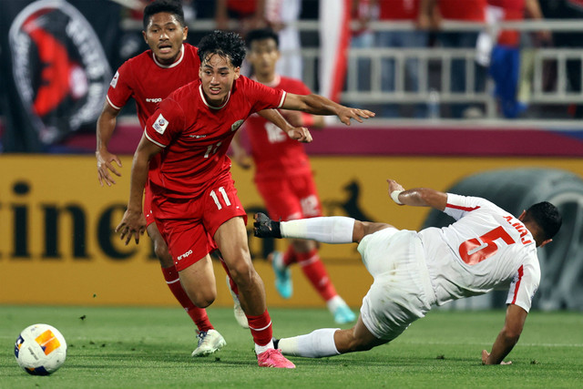 Aksi Rafael Struick (kiri-depan) saat laga Timnas U-23 Indonesia vs Yordania U-23 dalam matchday ketiga Grup A Piala Asia U-23 2024 di Abdullah bin Khalifa Stadium, Doha, Qatar, pada Minggu (21/4/2024) malam WIB. Foto: AFP/Karim Jaafar